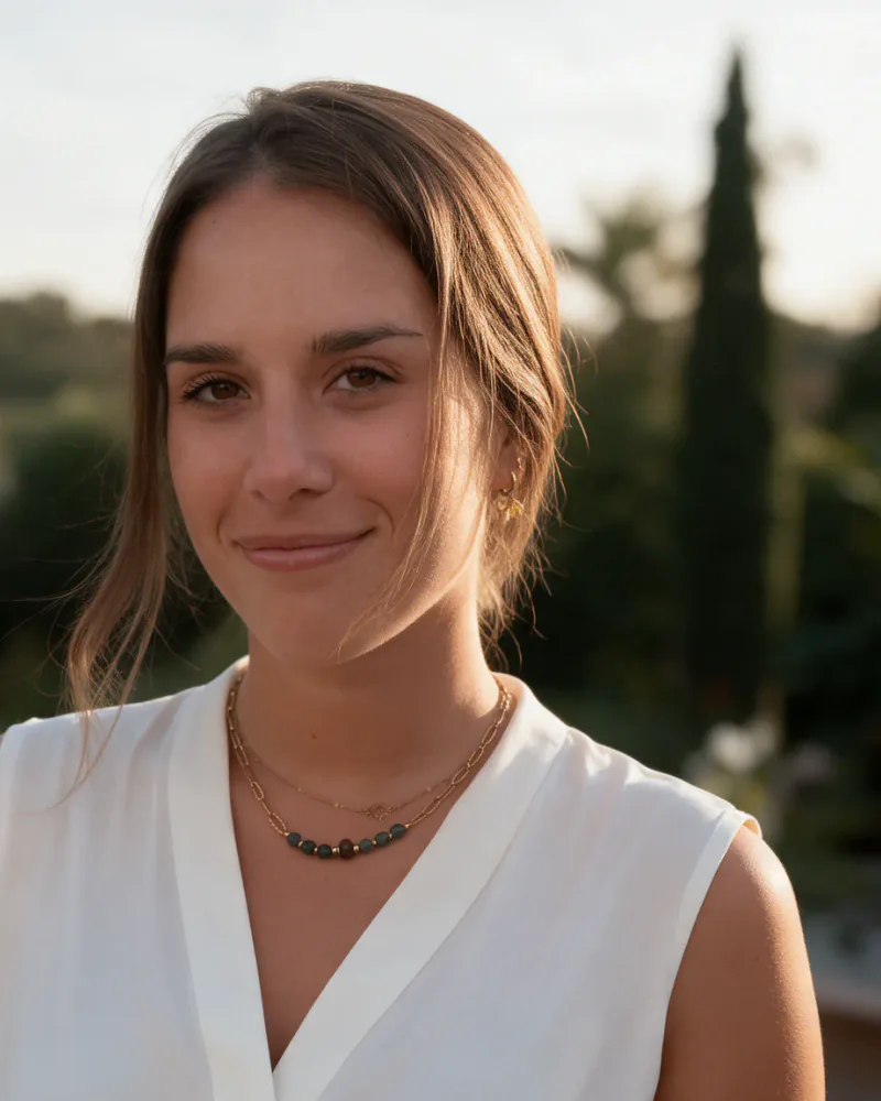 Retrato de Olivia Gomes, psicóloga online, en una terraza al aire libre