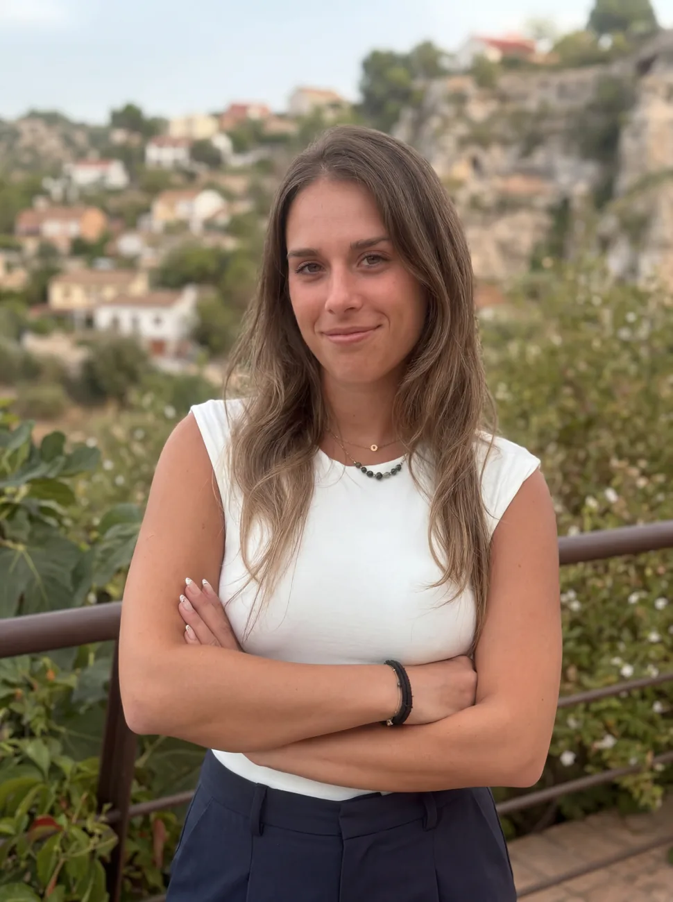 Olivia Gomes, psicóloga online especializada en trauma y apego, en una terraza con vistas a Murcia